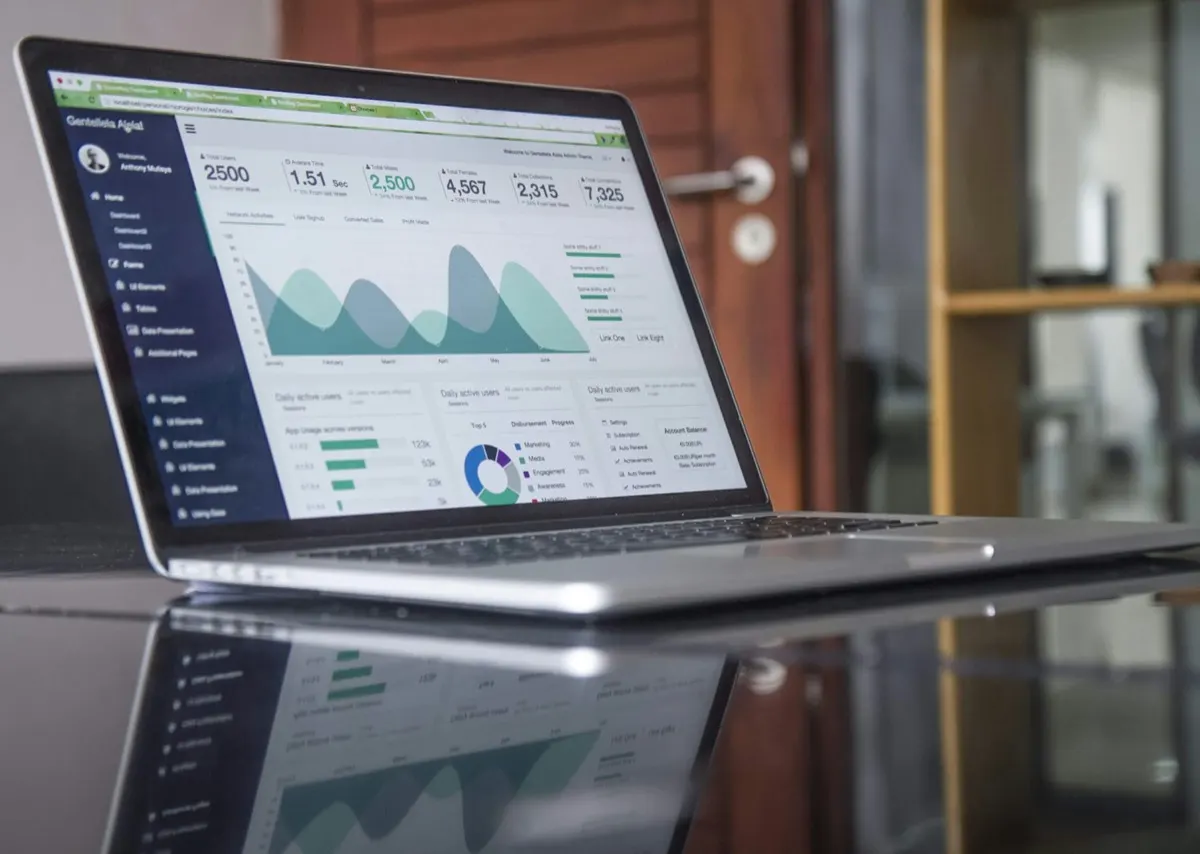 Painel de SEO programático com IA analisando crescimento orgânico e dados estruturados